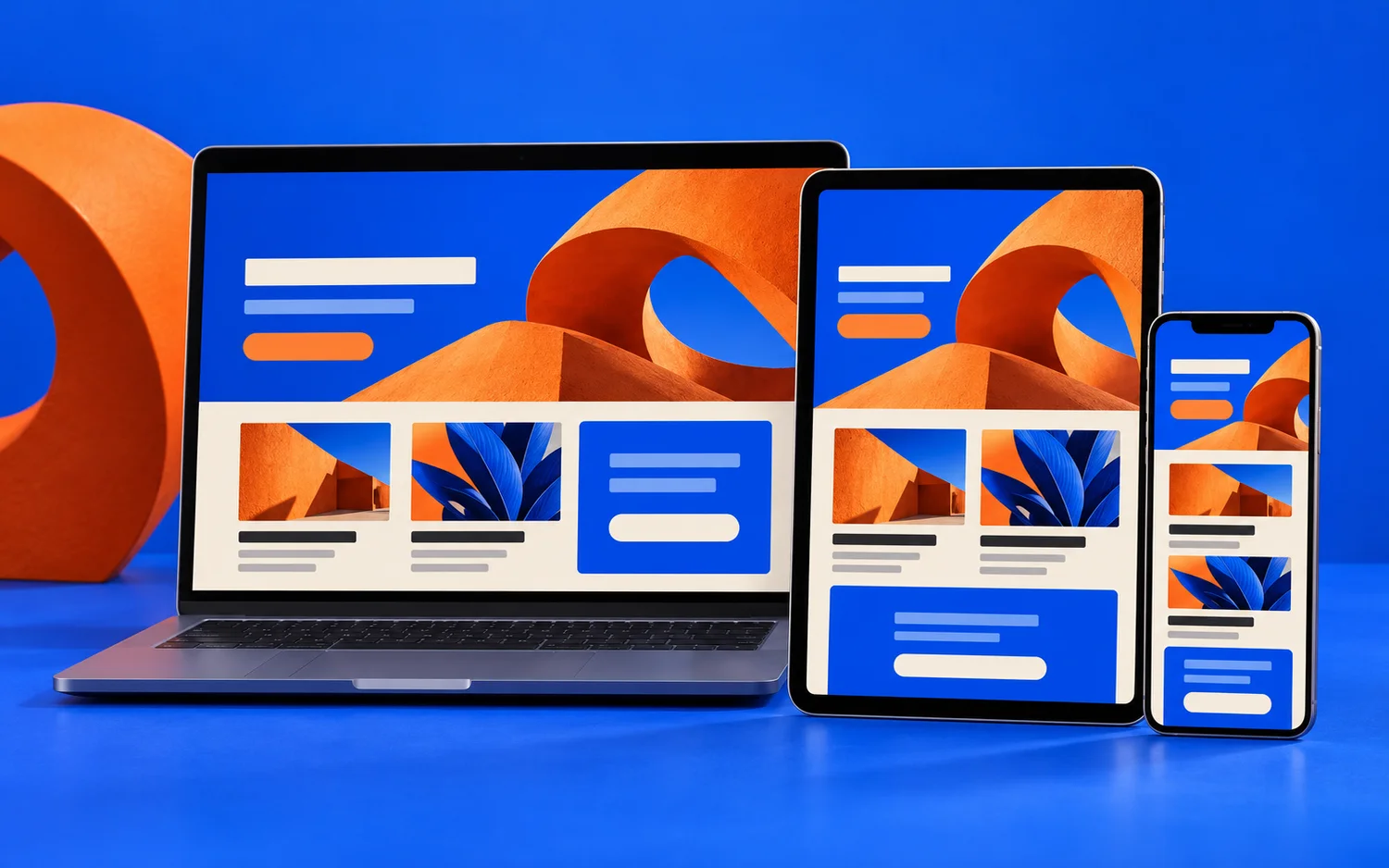 Criação de sites responsivos para empresas, Notebook, tablet e celular exibindo versões adaptadas de uma mesma experiência digital